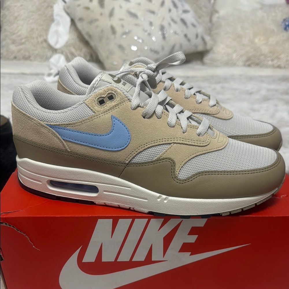 Nike Tan and Blue Sneakers Air Max Comfort